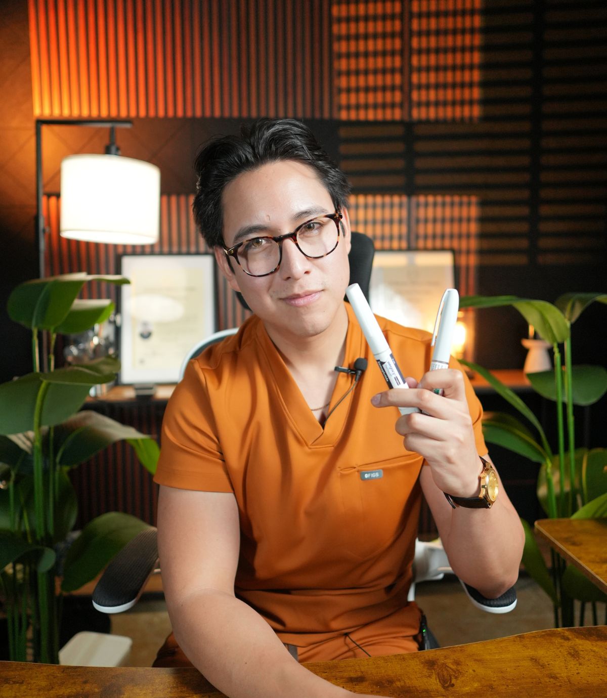 Dr. Dam, médico internista, sosteniendo plumas de GLP-1